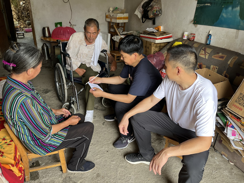 到退役军人家中了解生活近况.jpg