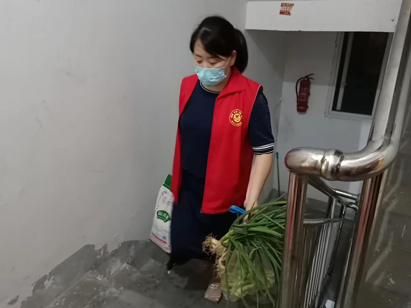 红马甲志愿者帮居家健康监测居民买菜并送至家里买菜.jpg