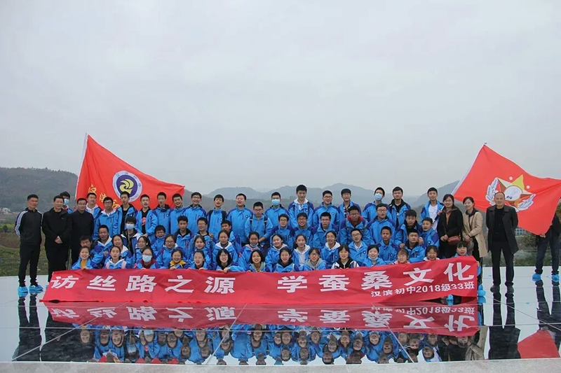 研学旅游合影.png
