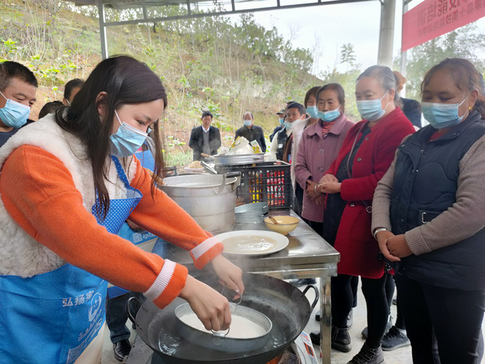 村民学习制作蒸面.jpg